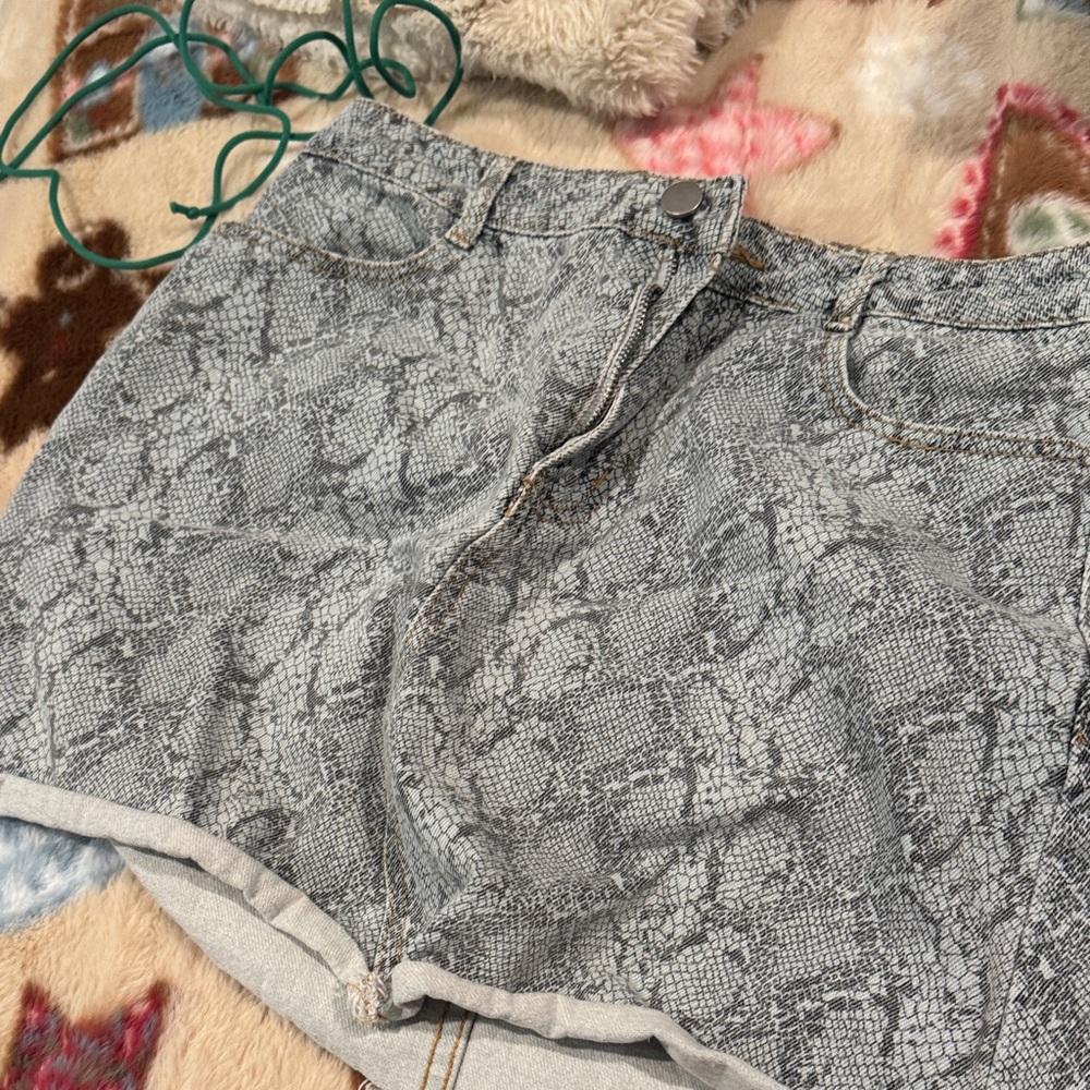 Chic Gray Snake Print Mini Skirt